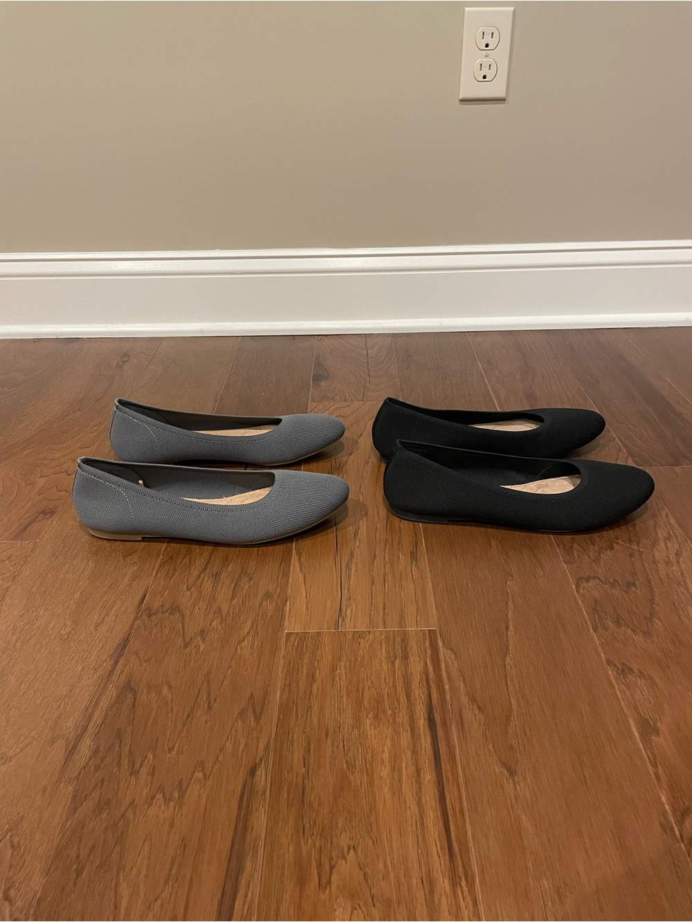 Old Navy Women's Gray and Black Classic Ballet Flats